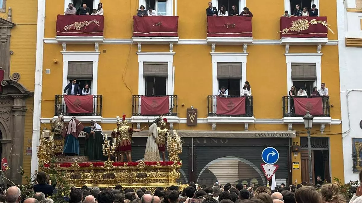 Vídeo | El Misterio de Jesús del Silencio en el Desprecio de Herodes de la Hermandad de La Amargura avanza en su estación de penitencia