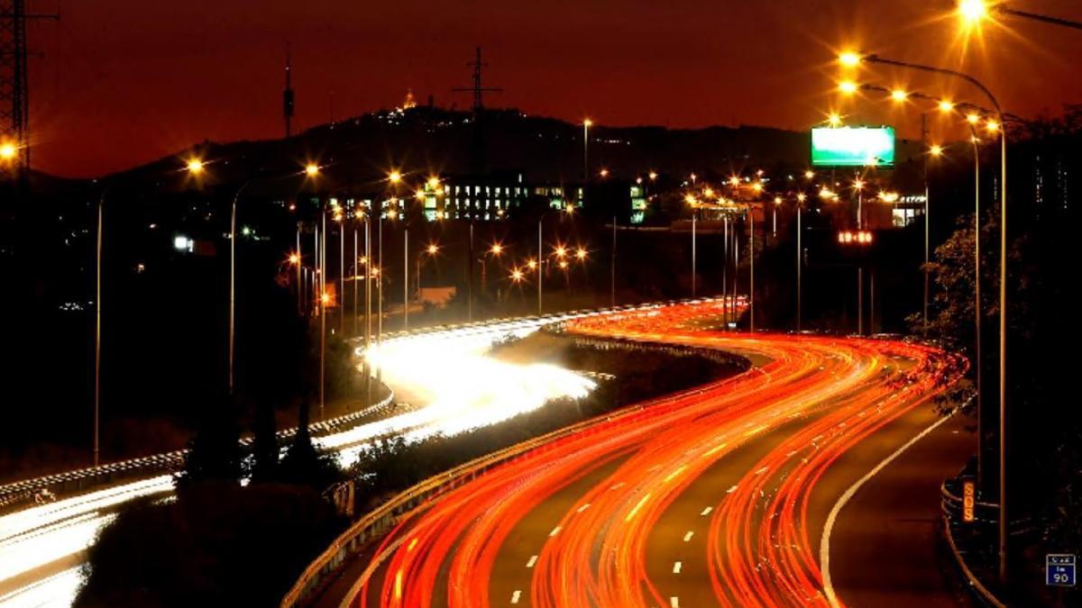 Imagen de la autopista C-32 de Barcelona iluminada por la noche