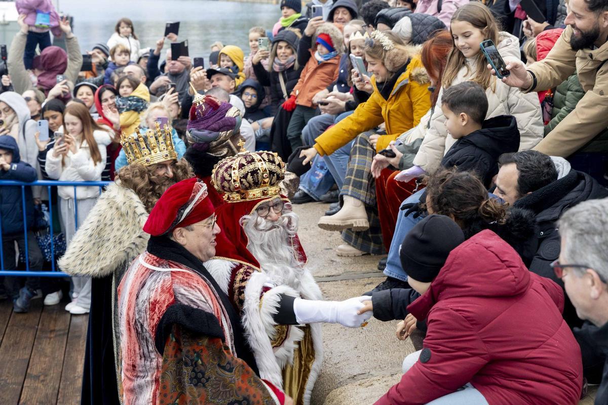 Los Reyes Magos llegan al puerto de Alicante en una tarde marcada por el frío y la lluvia
