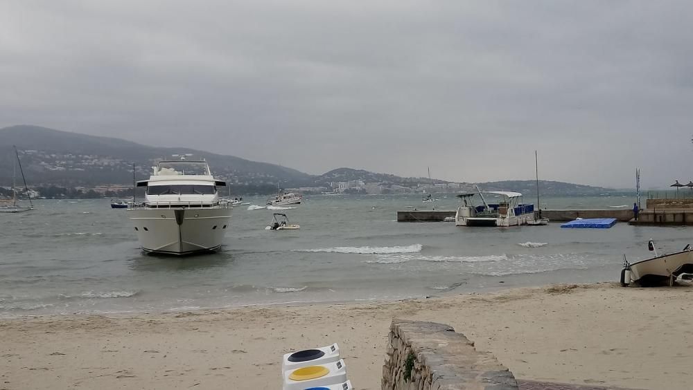 El fuerte temporal arrastra un yate hasta la playa de Cala Maties