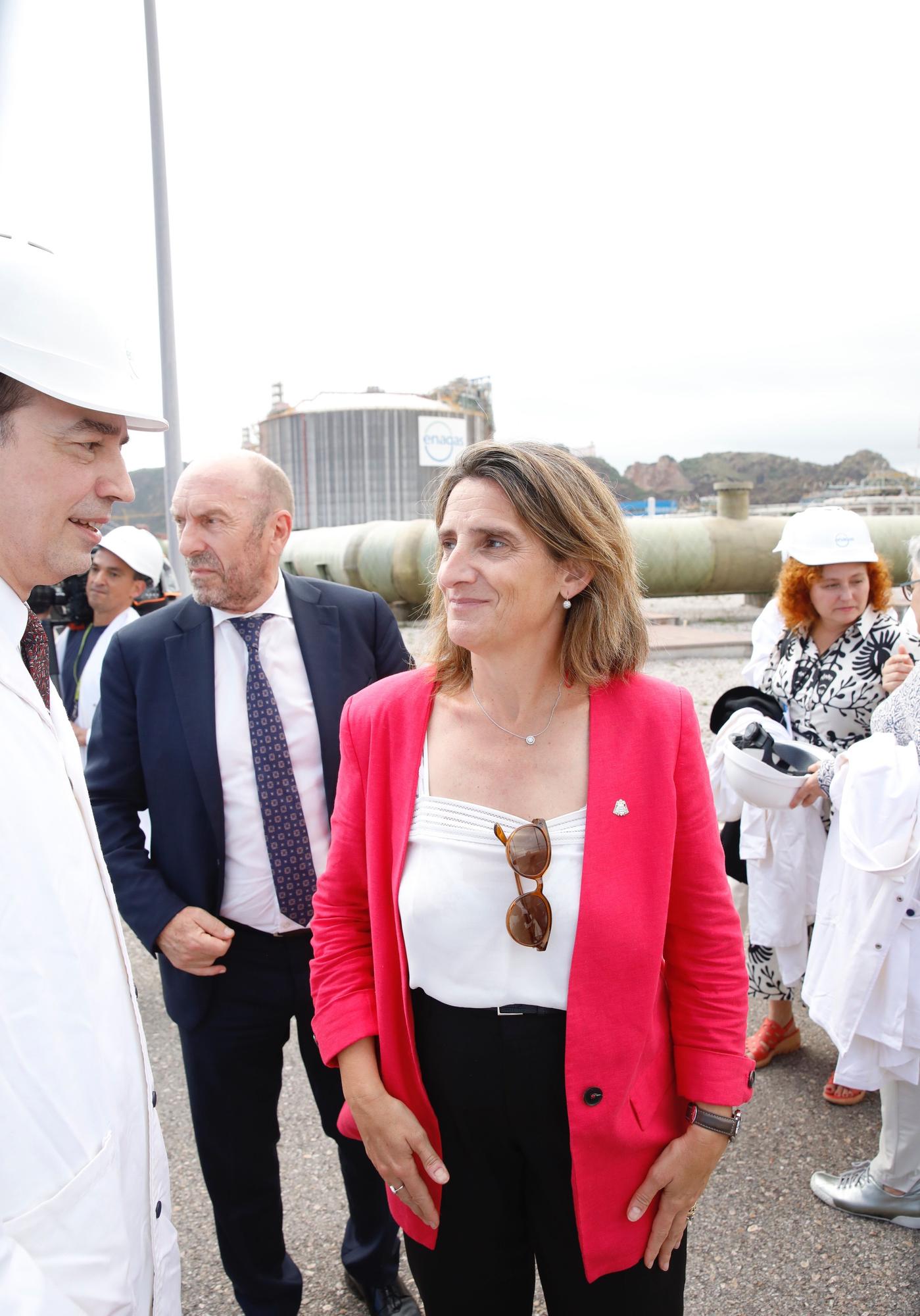 Teresa Ribera visita la planta regasificadora de El Musel