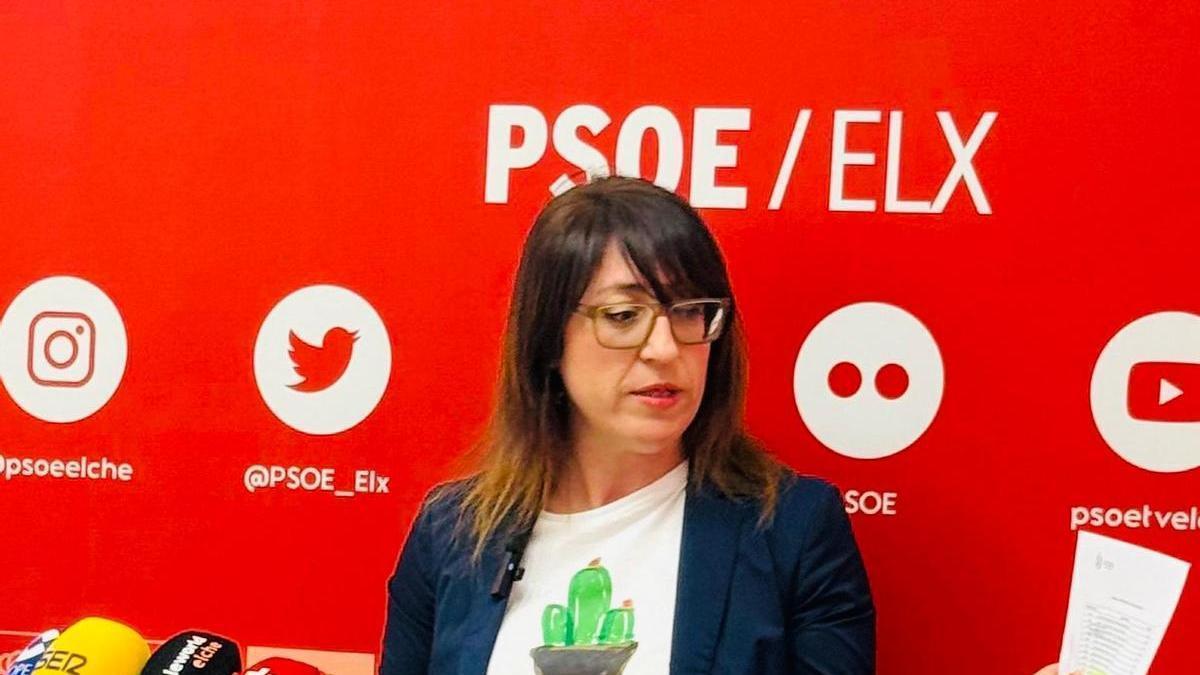 La edil Patricia Macià muestra documentos sobre facturas pendientes en Elche