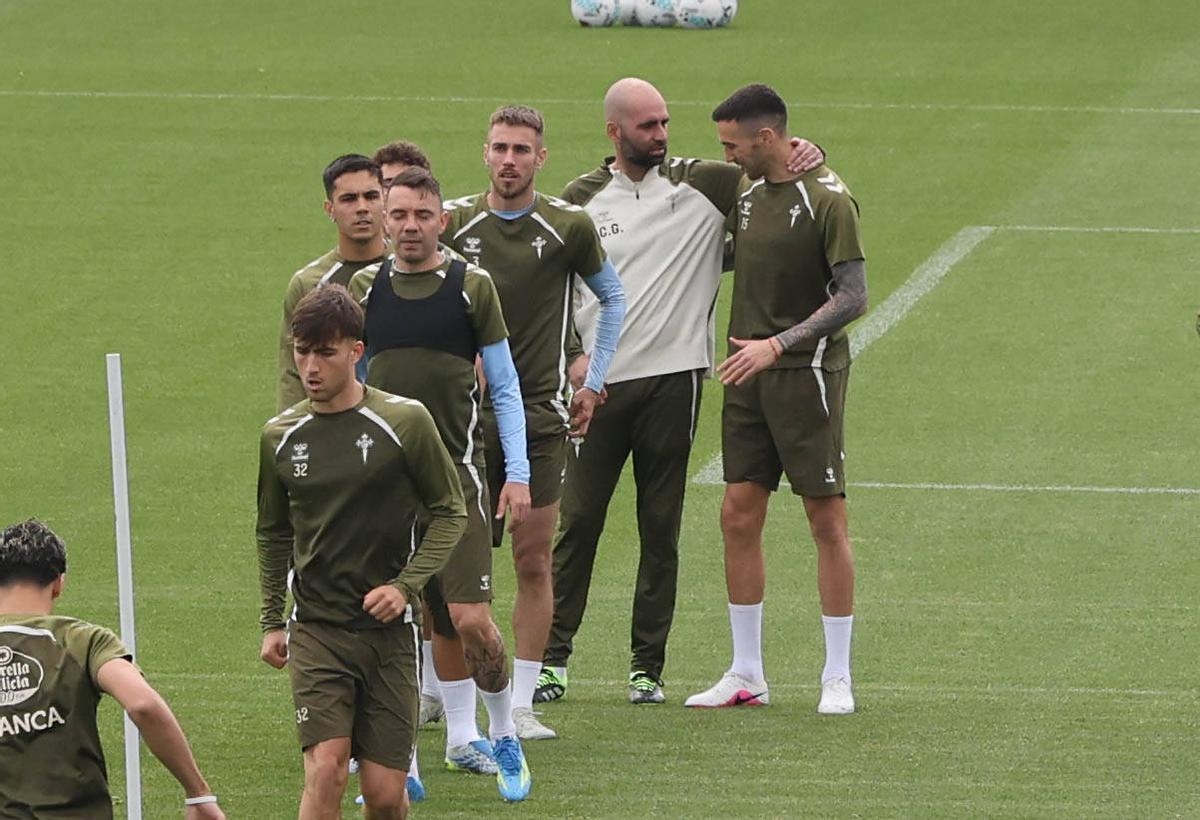 Giráldez charla con Vecino en un momento del entrenamiento celebrado en Afouteza.
