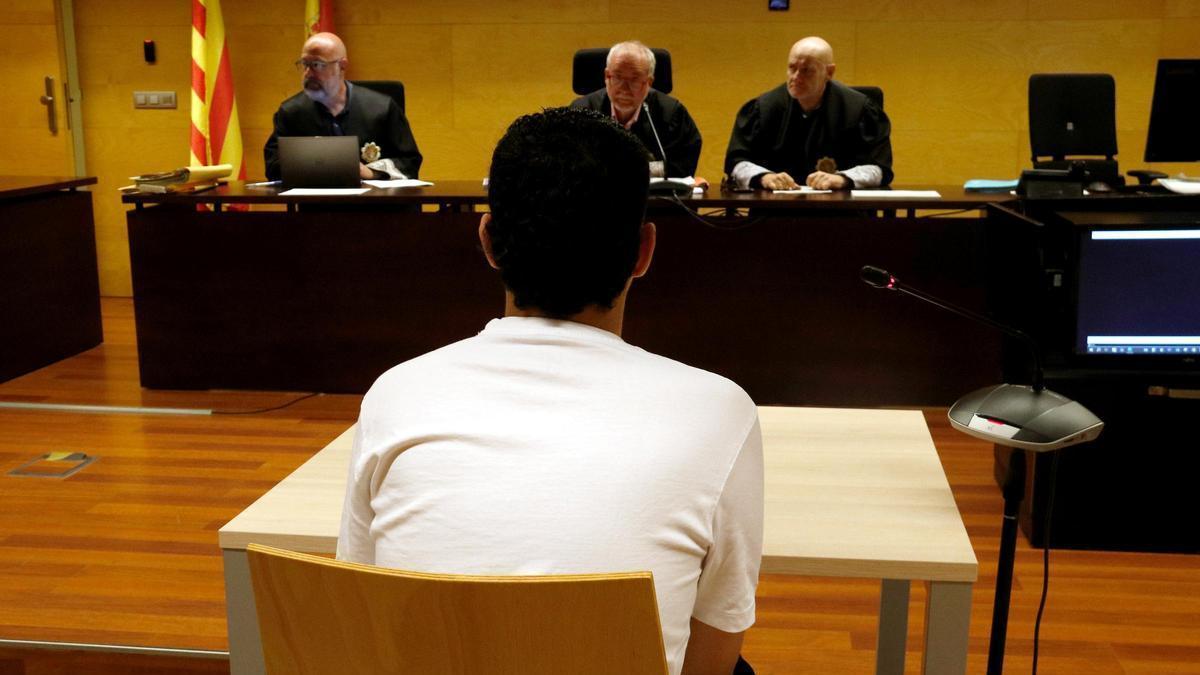 D'esquenes, l'acusat de contacar amb un menor per una aplicació i agredir-lo sexualment a Lloret de Mar