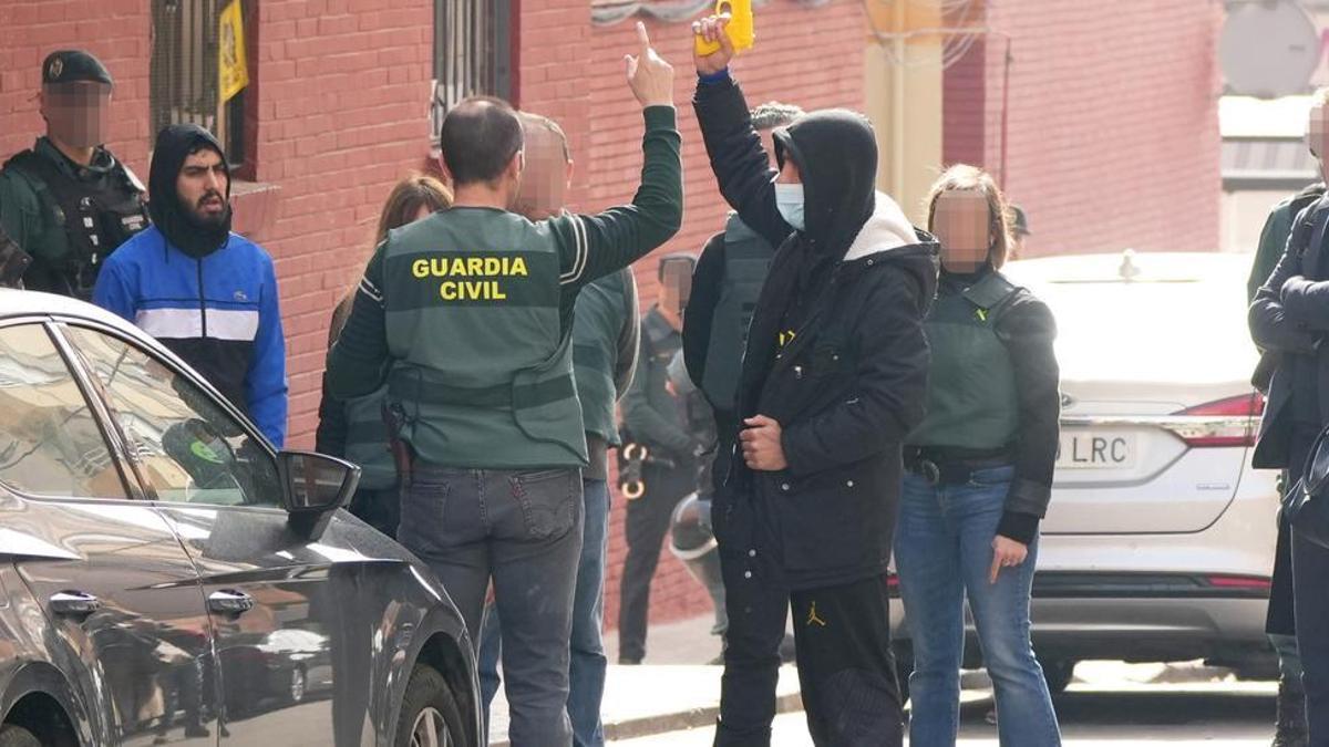 Imagen de la reconstrucción del crimen de la Vall d’Uixó, con el homicida portando una pistola de juguete.