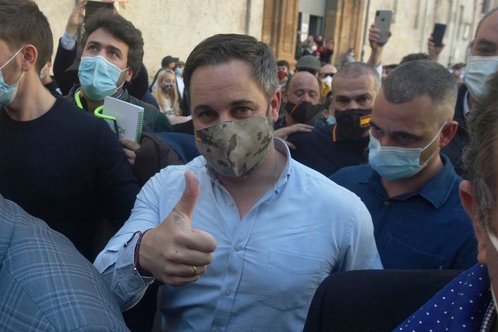 La plaza de la Catedral de Murcia se abarrota para recibir a Abascal