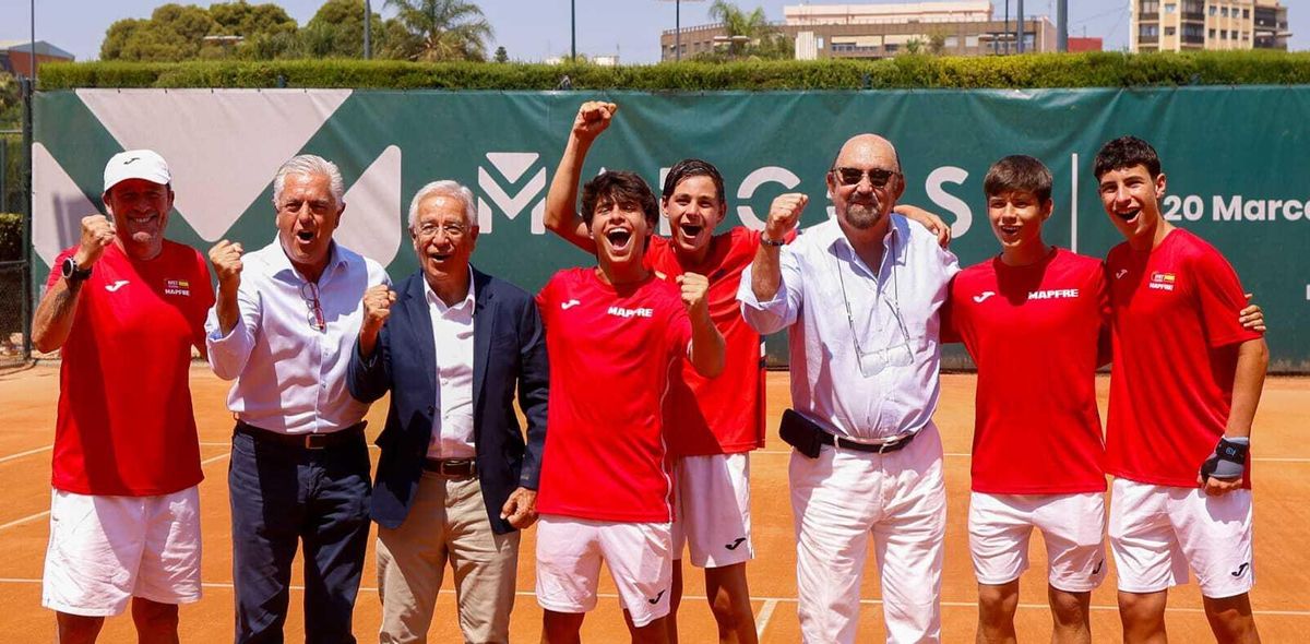 Todo el equipo del combinado nacional celebrando la victoria