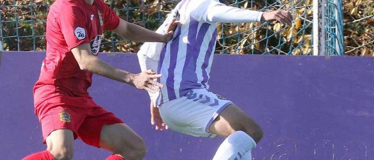 Pedrosa busca el balón ante la marca de un rival, la campaña pasada con el Valladolid B. // El Norte de Castilla