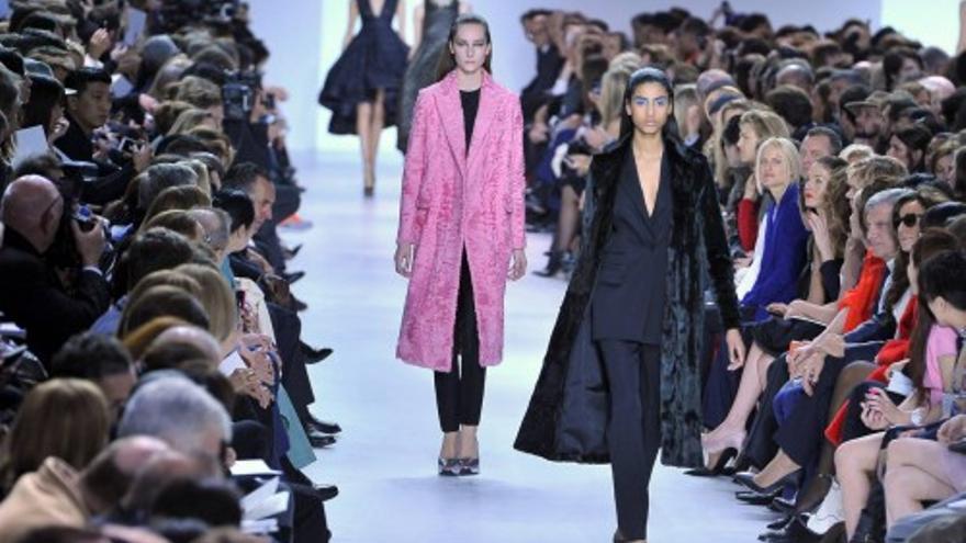 Dior expone su colección a las luces de un jardín urbano