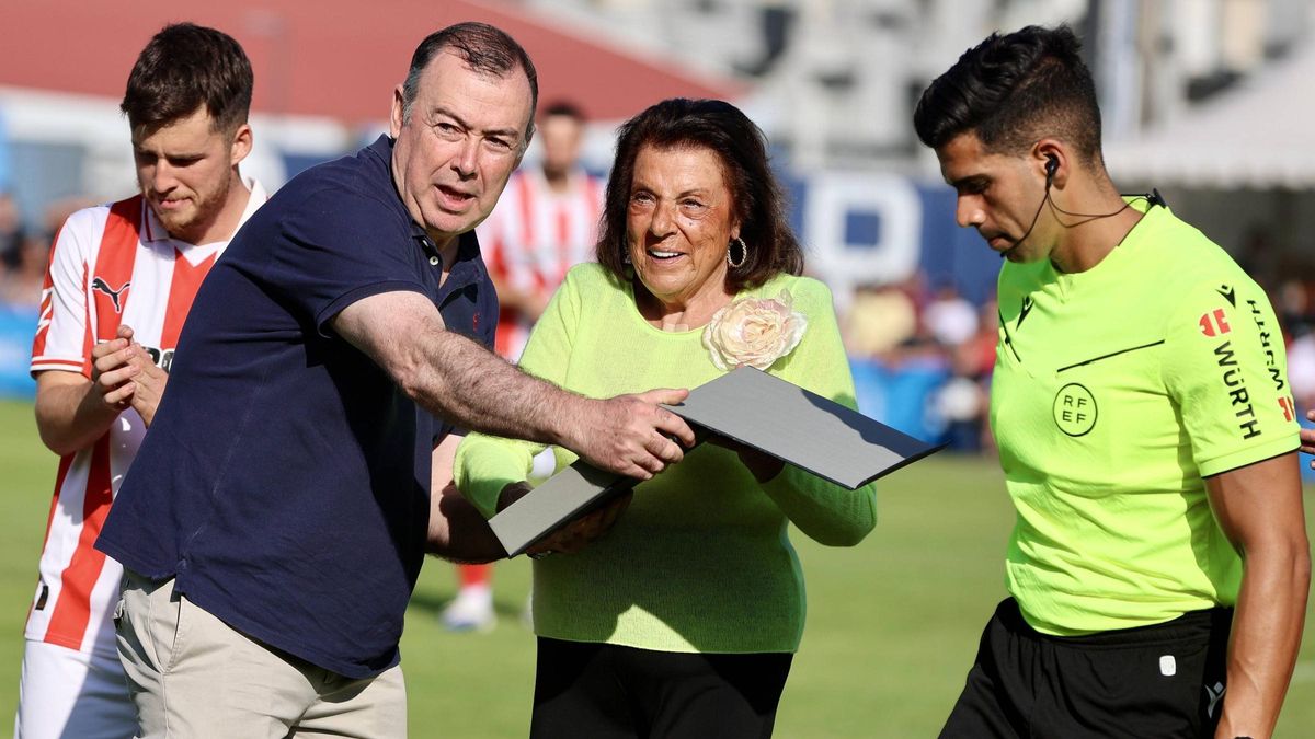 Pilar González del Valle, recibiendo de manos del alcalde, José Luis Trabanco, la placa en nombre del Mosconia y del Ayuntamiento.