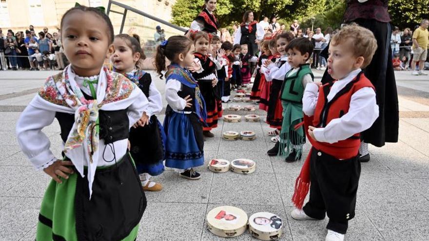 La avenida de Montero Ríos volvió a ser escenario del gran baile conjunto de los grupos de asociaciones, colegios etc.