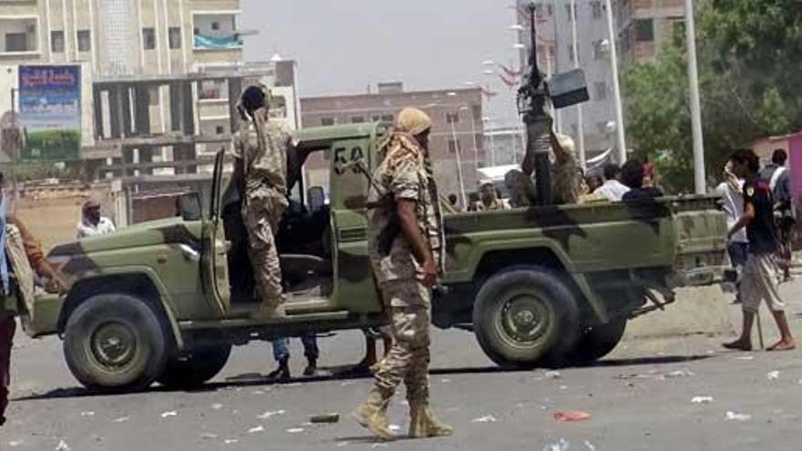 Soldados yemenís se reúnen en los alrededores del cuartel atacado.