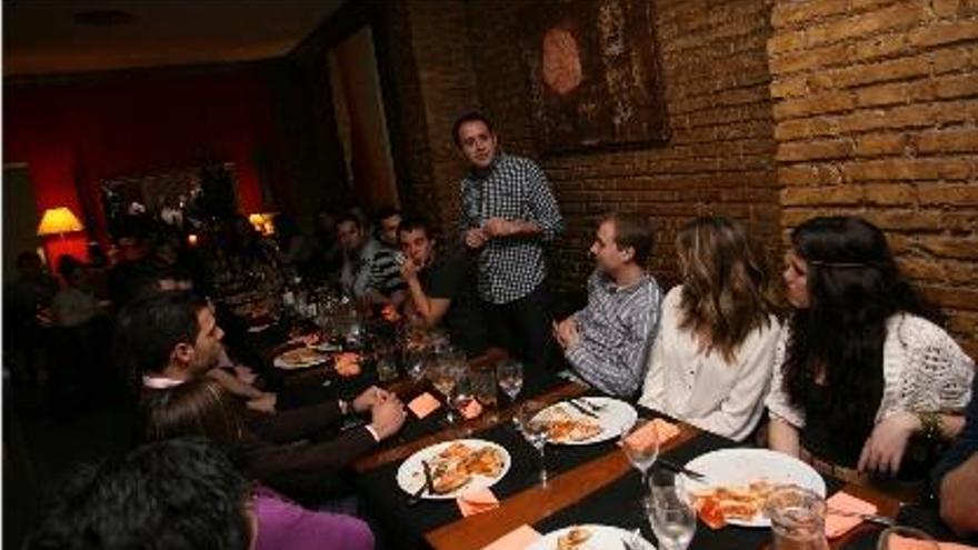 Alarte, con camisa de cuadros, en una cena con los voluntarios esta semana en Valencia.