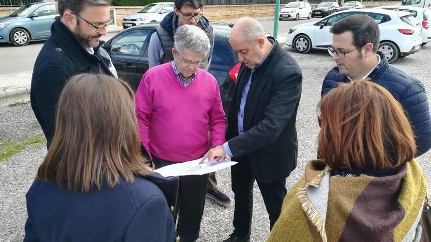 El alcalde de Marratxí observa los planos del nuevo vial.