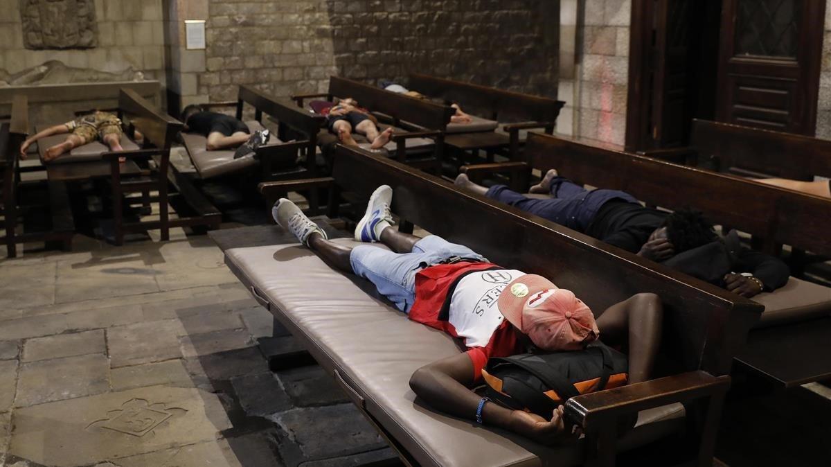 Menores no acompañados duermen en la iglesia de Santa Anna, en Barcelona, el pasado julio.