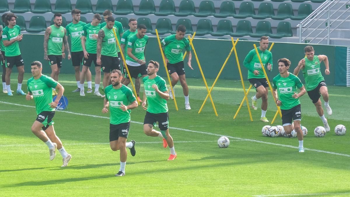 Los jugadores del Elche, durante un entrenamiento en el Martínez Valero