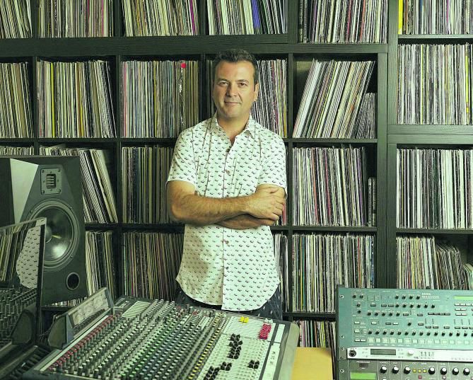 Kiko Navarro, con sus discos y su maquinaria sonora. |