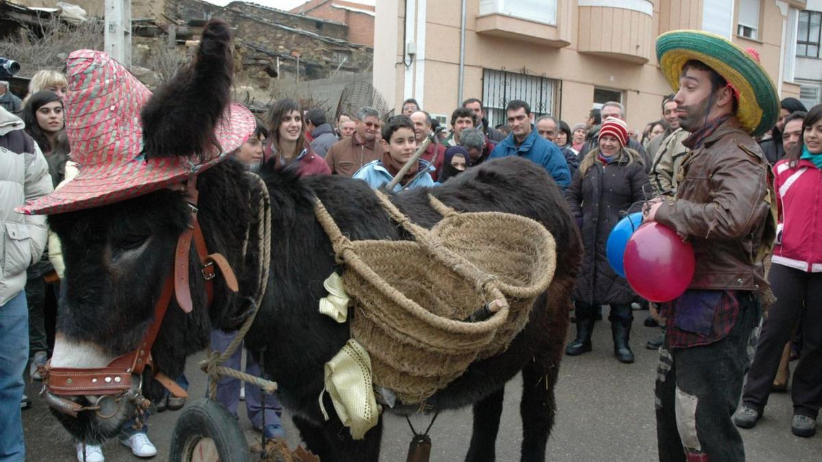 Personaje de “El Gitano” en la mascarada de Los Cencerrones de Abejera. | Ch. S.