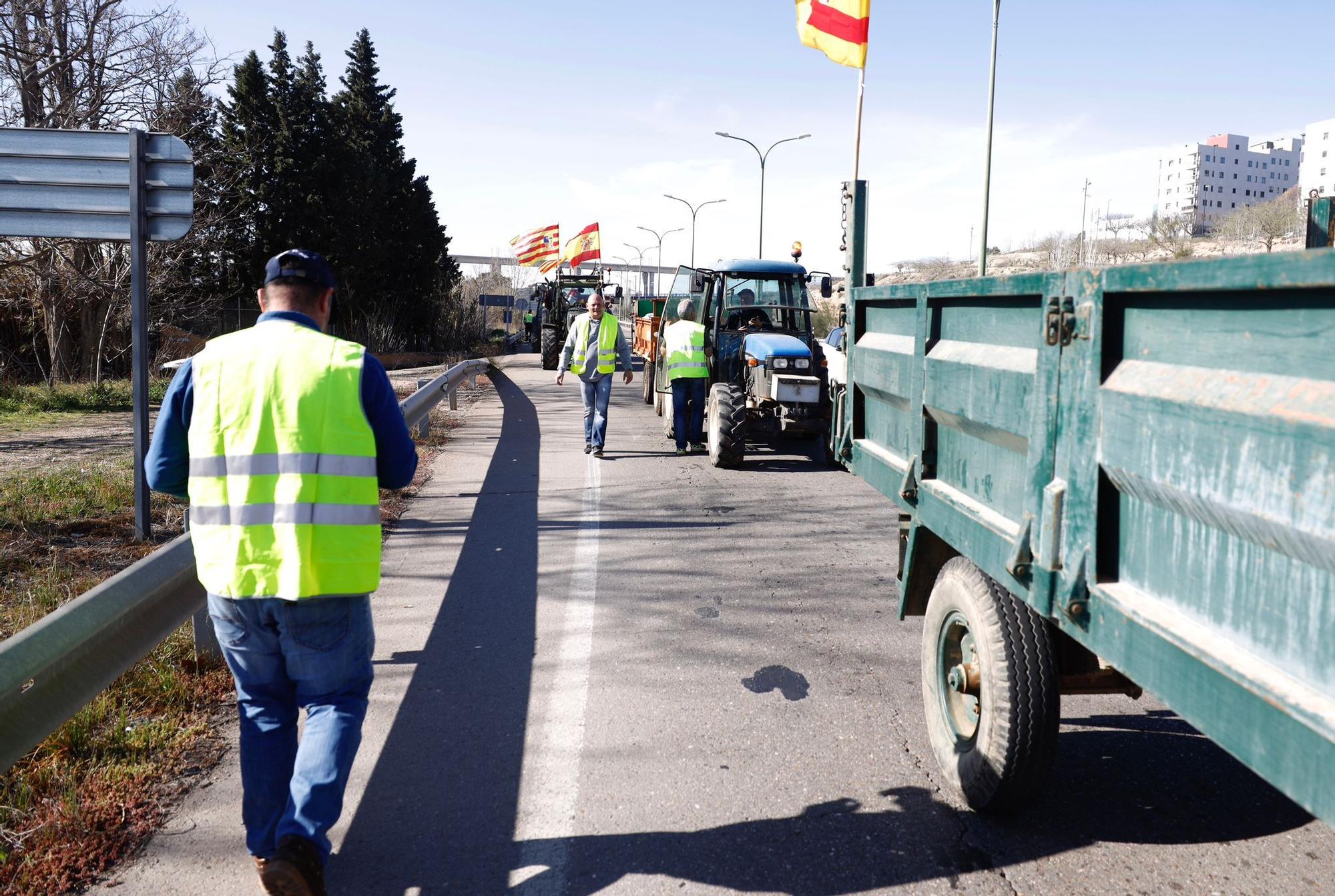 Un pequeño grupo de tractores entra en Zaragoza en una nueva jornada de protestas