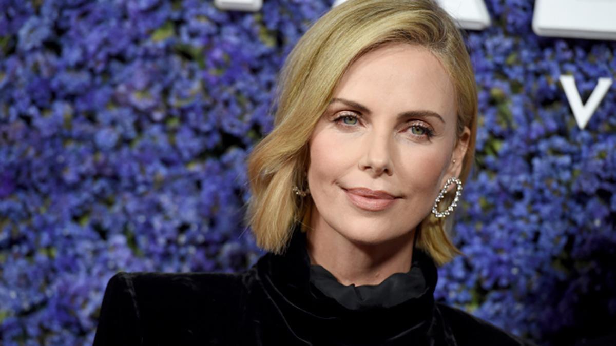 Charlize Theron, de terciopelo negro