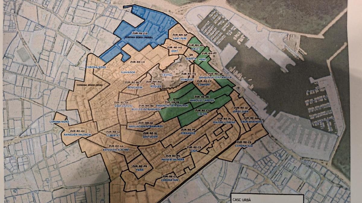 El centro urbano de Dénia: en amarillo, los barrios en los que se vetan los pisos turísticos