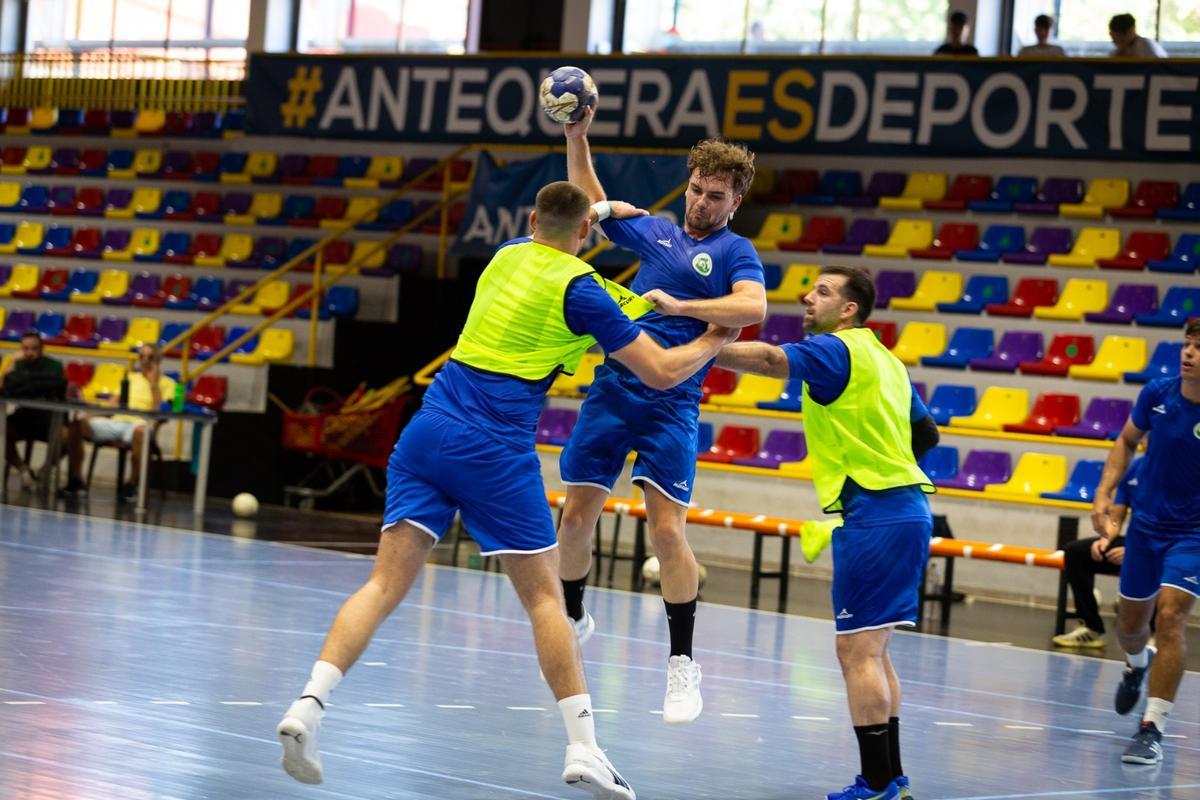 Jugadores del equipo en la pista.