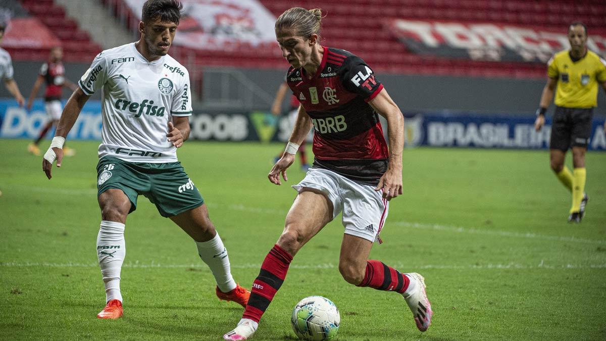 Filipe Luis controla el balón ante la presión de Gabriel Menino