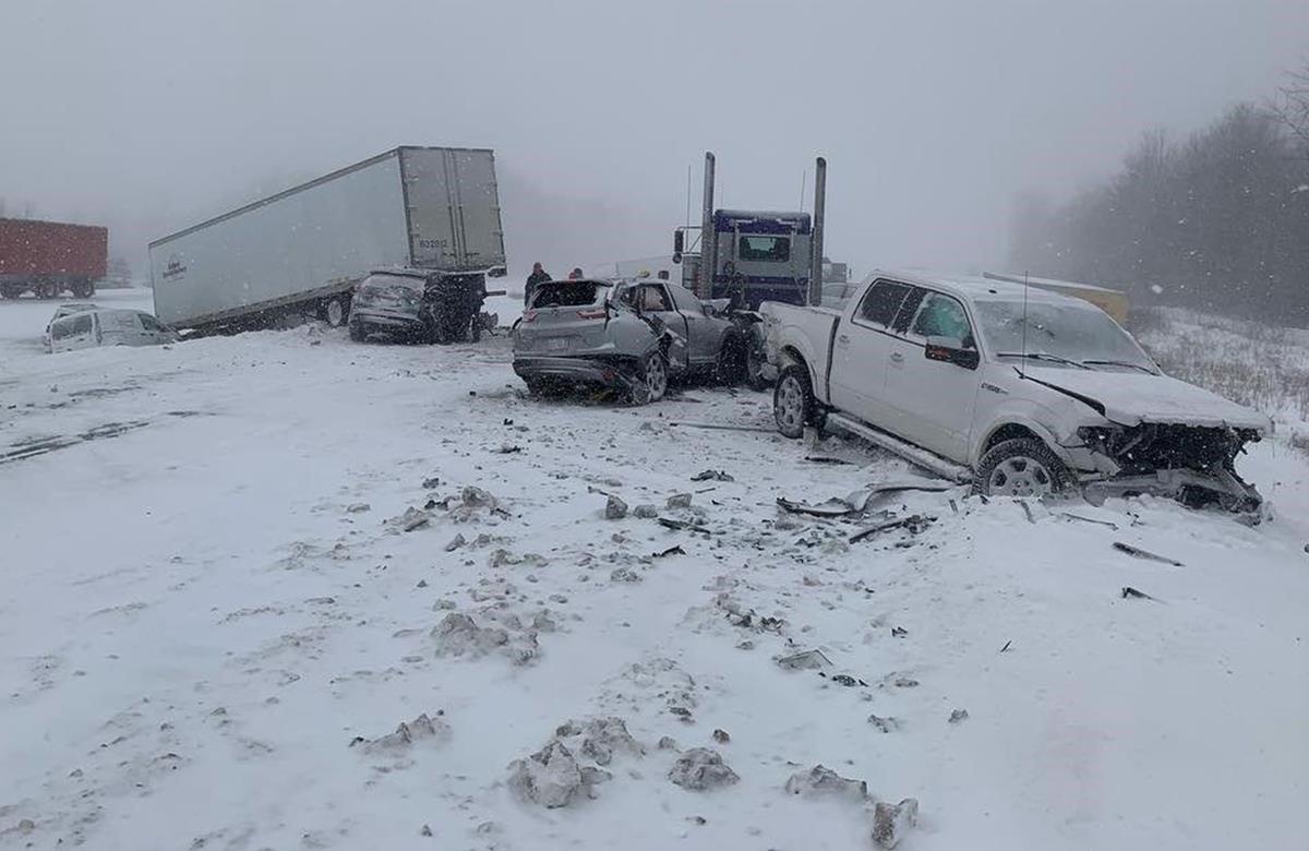 Accidente en la autopista de Michigan, con varios vehículos implicados.