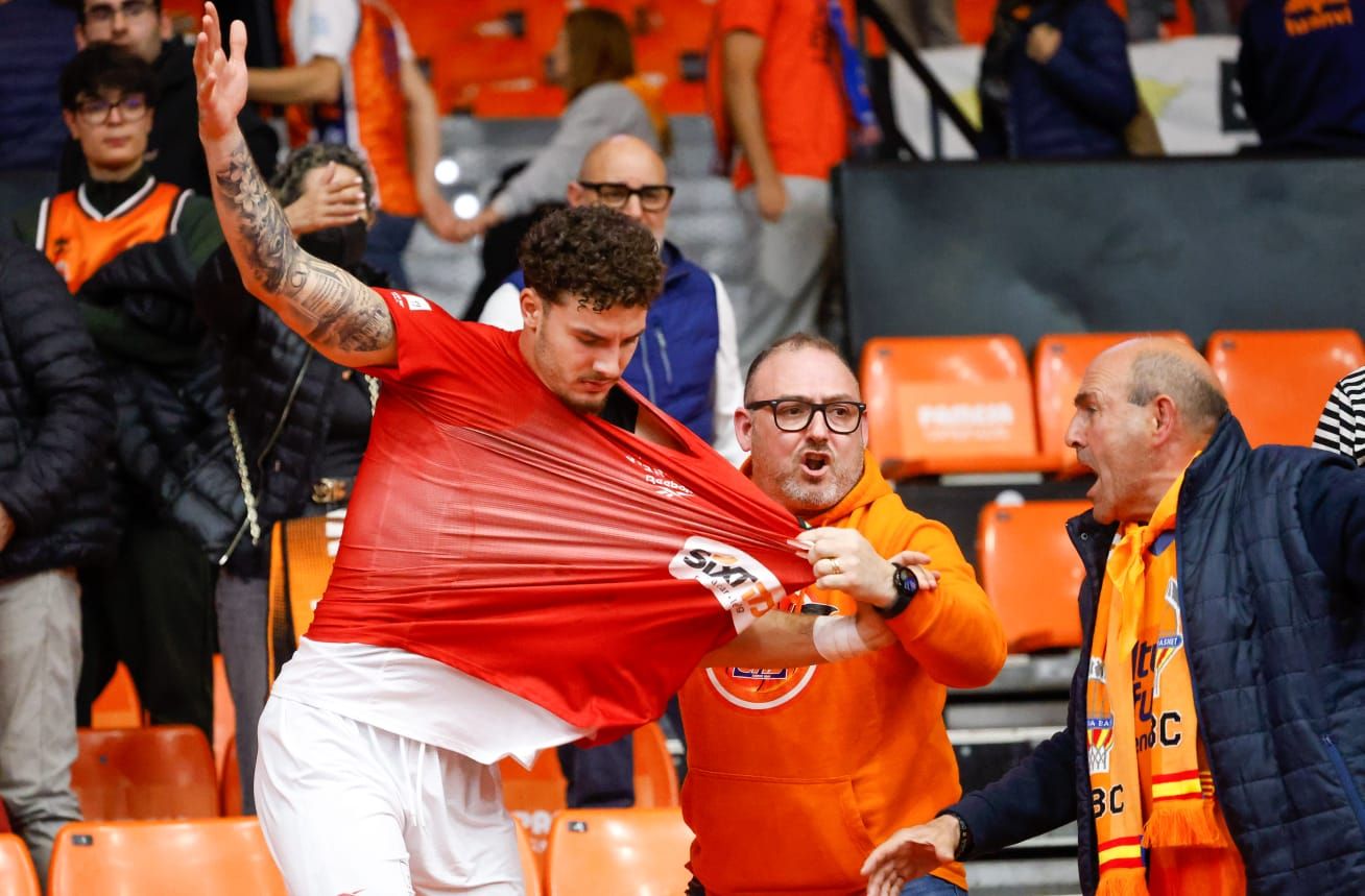 Incidentes en La Fonteta con los jugadores del Hapoel al final del partido
