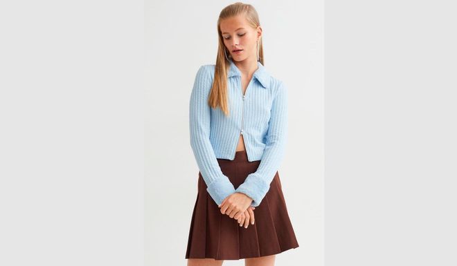 Con detalles en el cuello y en las mangas, de H&M