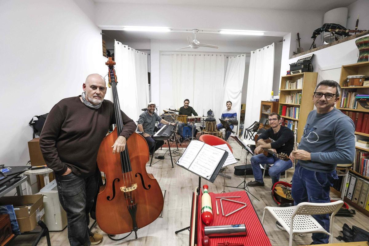 Los integrantes de Nou Romancer, en uno de sus últimos ensayos