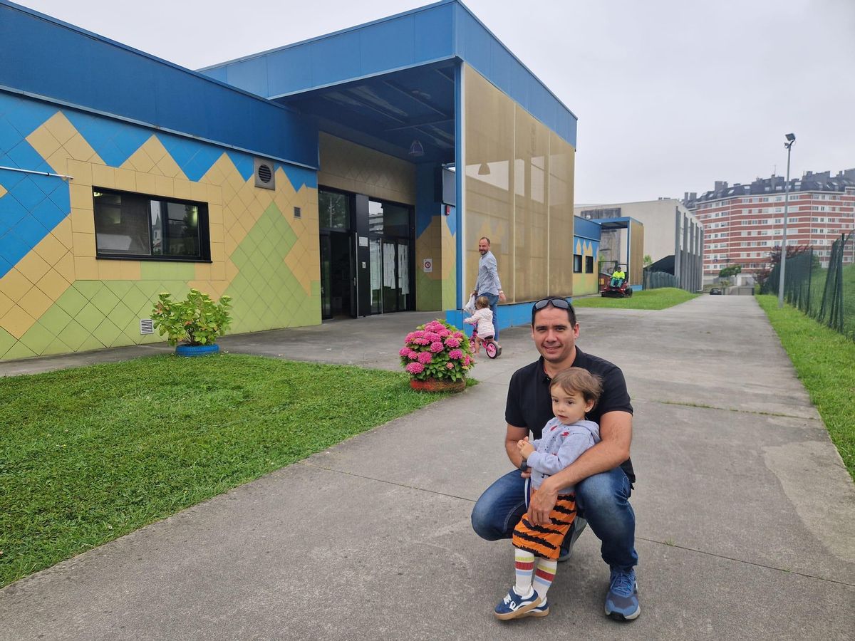 Álvaro Aguilar posa con su hijo Gonzalo delante de la escuelina del Rubín, en Oviedo.