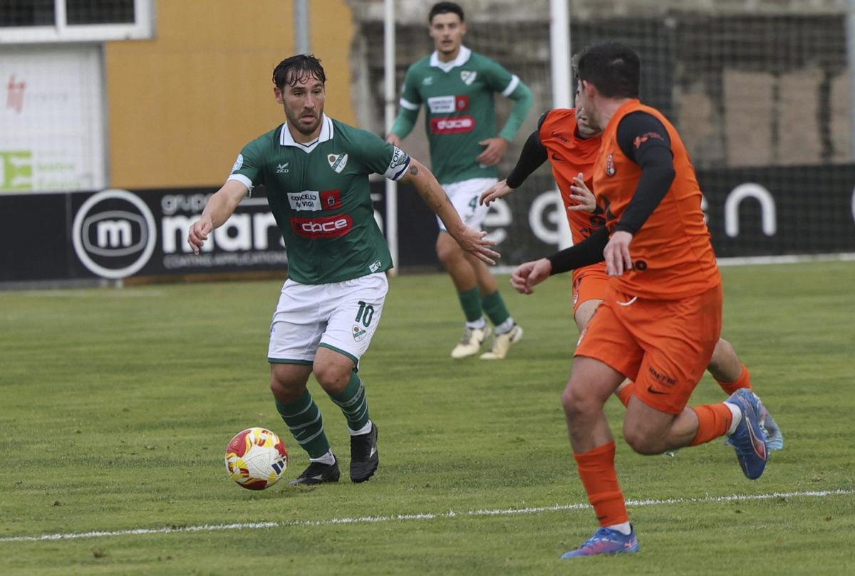 David Añón fue el autor del gol del Coruxo en la visita del equipo vigués al campo del Sámano. | JOSÉ LORES