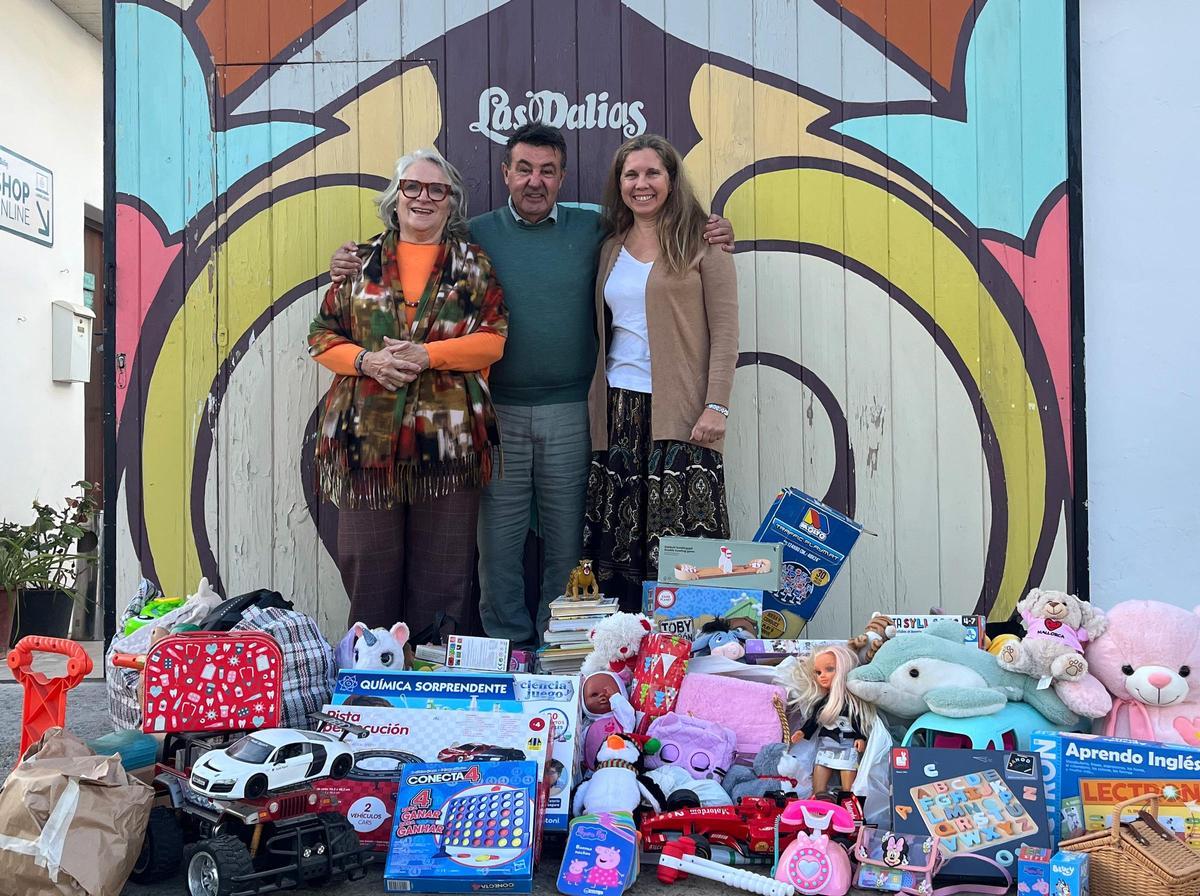 Juanito Marí, de las Dalias, junto con Marisina Marí y Alba Pau, de la Fundación Conciencia en la entrega de juguetes el 16 de enero del 2026