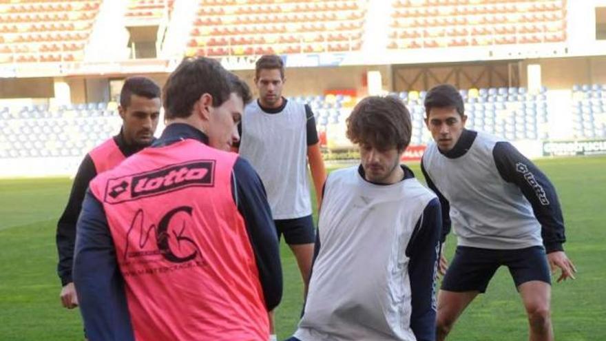 Yago Vázquez trata de superar a Javi Pazos en un entrenamiento en Pasarón. //Gustavo Santos