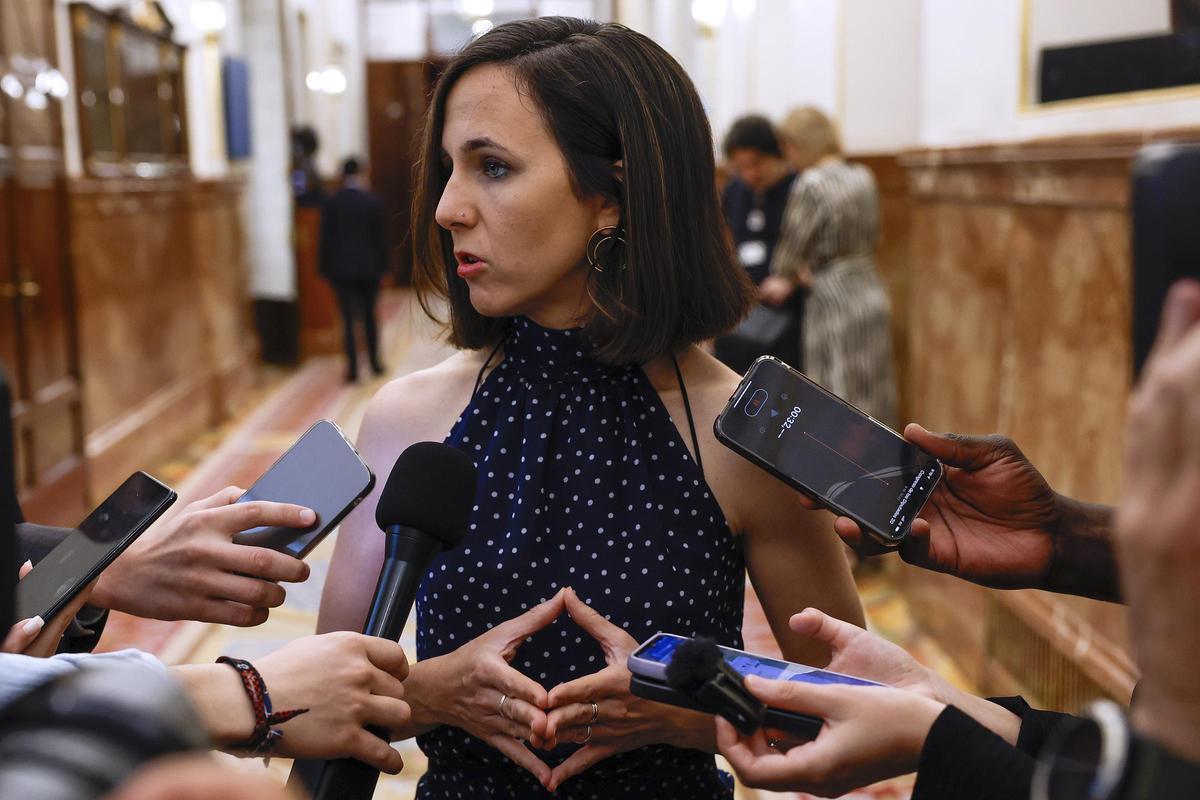 La diputada de Podemos Ione Belarra se dirige a medios de comunicación en los pasillos de la Cámara Baja durante la sesión plenaria celebrada este jueves en el Congreso.