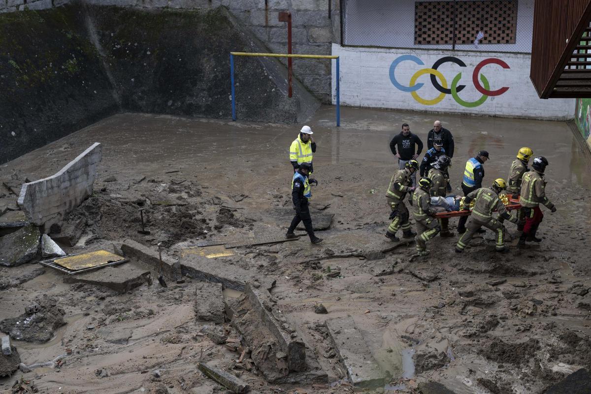 Toneladas de tierra y cascotes cayeron sobre el patio del colegio. Una vecina de una vivienda cercana fue evacuada, ilesa.
