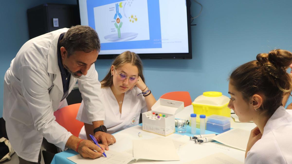 El profesor José Miguel Soria, junto a María Ángeles García Esparza, es el responsable de una asignatura que revaloriza el papel de los futuros fisioterapeutas.