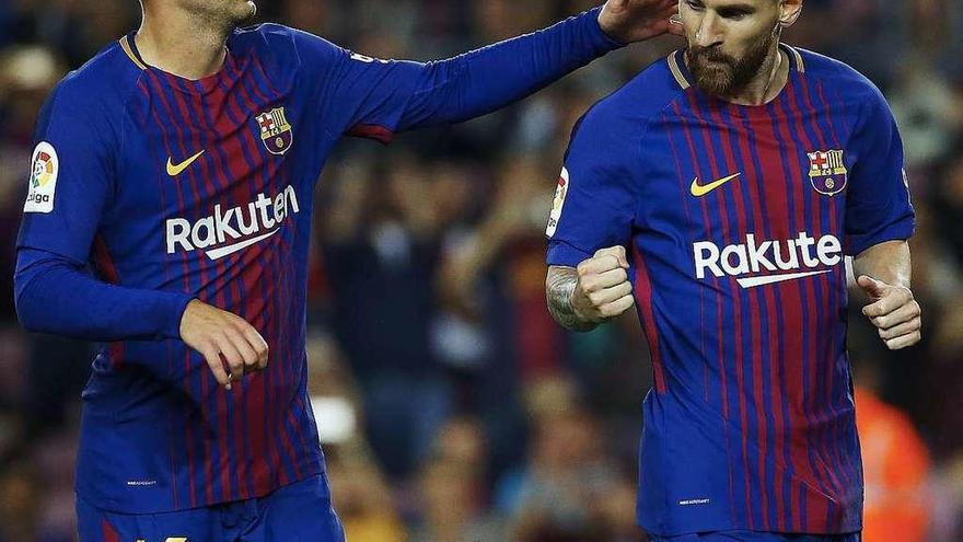 Deulofeu felicita a Messi tras un gol del argentino ante el Eibar.