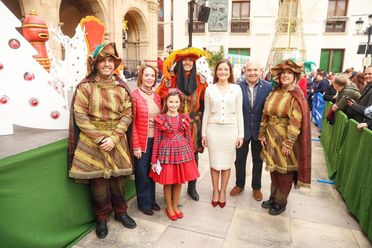 Las representantes festivas de Castelló, con el Cartero Real.