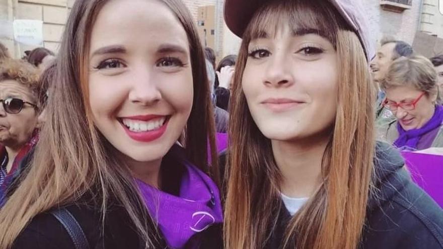 Aitana, a la derecha, junto a la periodista de À Punt Berta Báidez.