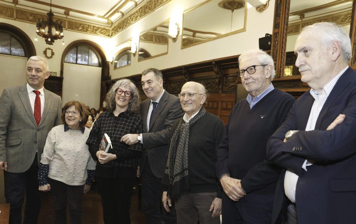 De izquierda a derecha, Valentín García, Maribel Martín, Tereixa Constenla, Román Rodríguez, Ubaldo Rueda, Emilio Pérez Touriño y Fernando Salgado, durante la presentación del libro en el Café Casino de Santiago. | ANTONIO HERNÁNDEZ