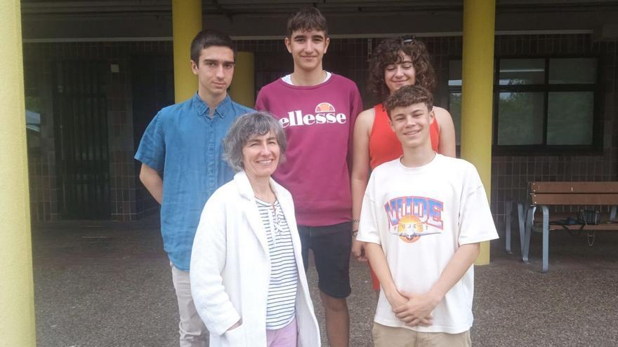 Por la izquierda, los alumnos Pelayo Escribano, Sergio Riobello, Llara Bra y Hugo Curto con la profesora de Lengua del IES Isla de la Deva María Casal.