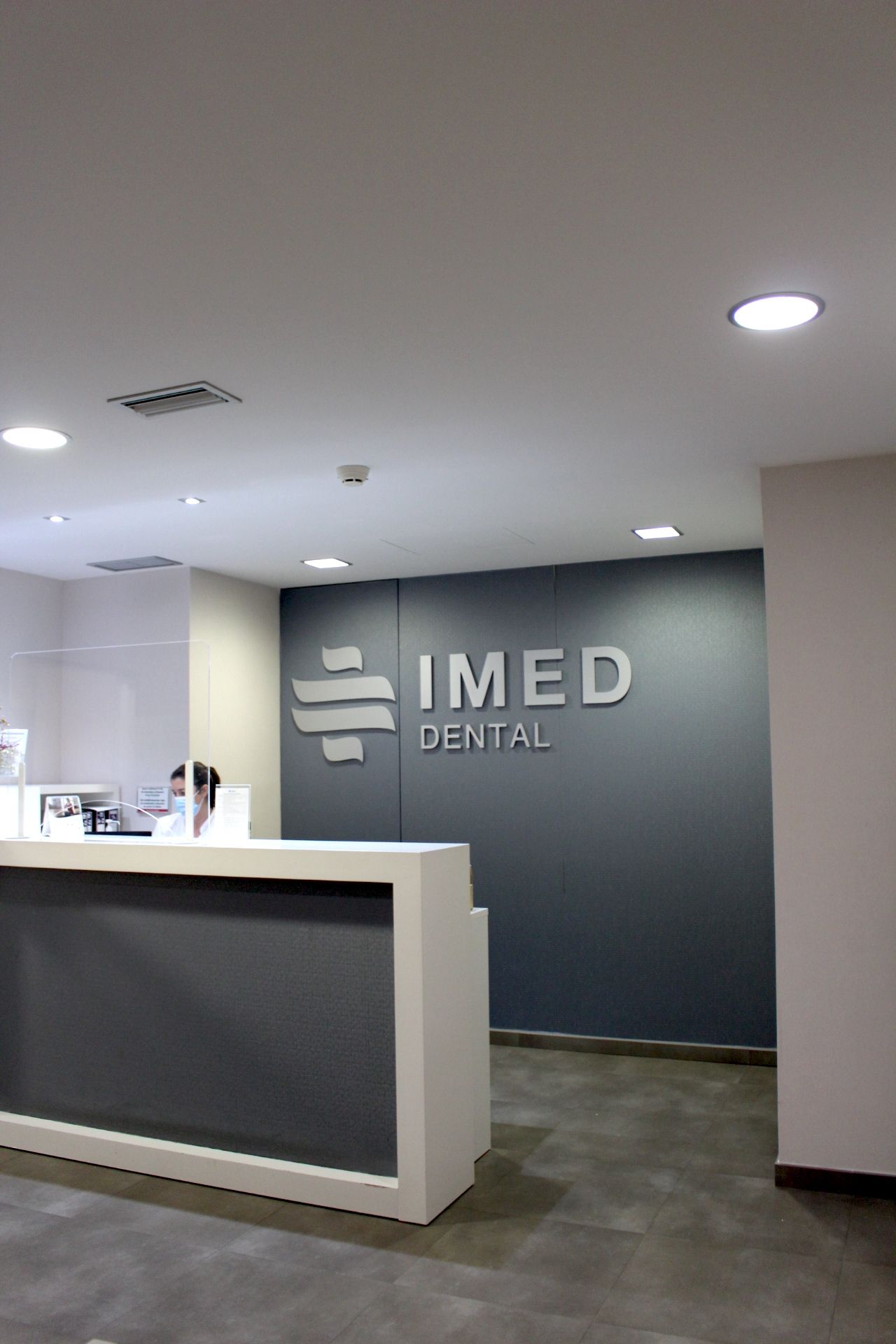 IMED Dental forma parte de IMED Hospitales, ofreciendo toda la seguridad que un entorno hospitalario puede dar a un servicio de odontológico avanzado.