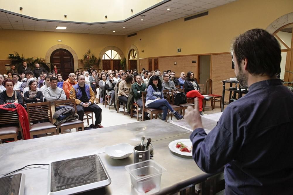 Nacho Manzanos participa en el acto "Hoy cocinamos con...". Los alumnos aprenderán a ronquear un atún rojo.