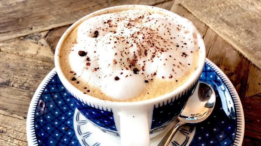 Experta en protocolo desaconseja este gesto con las bebidas en público