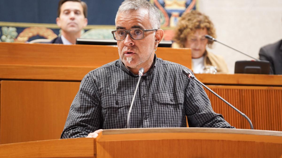 El diputado de Podemos, Andoni Corrales, en su último pleno en las Cortes.