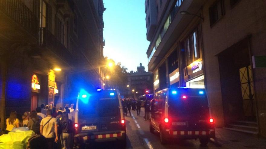 Manifestantes intentan boicotear una función de Jorge Cremades en Barcelona