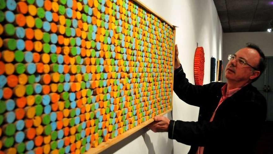 Ignacio Antón Arias, con una de sus esculturas en el Auditorio Municipal. // Iñaki Abella