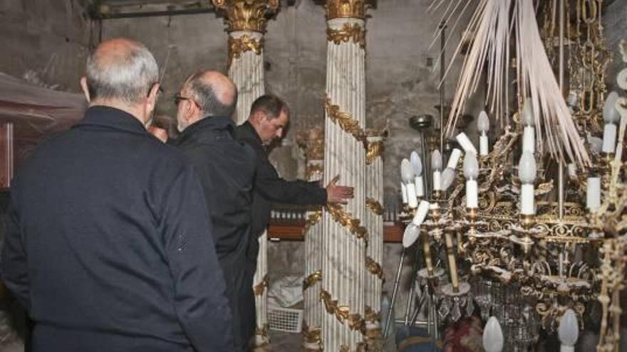 Momento en el que las columnas fueron depositadas en una habitación de Santa María